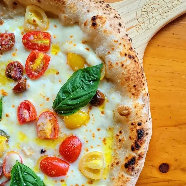 Filetti Pizza with cherry tomatoes, fresh mozzarella, extra virgin olive oil and basil